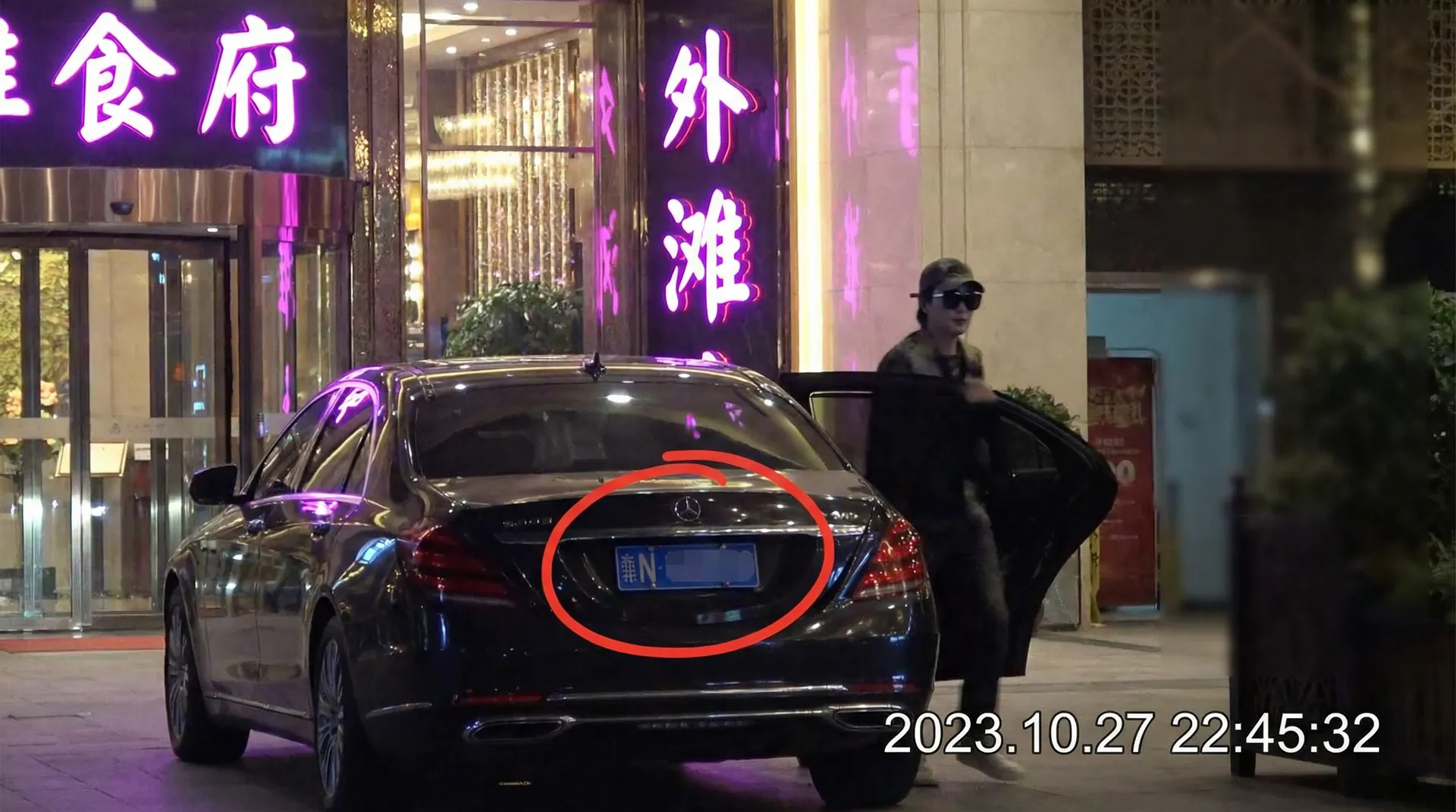 暗网萝莉 - 某明星深夜现身高档餐厅被拍